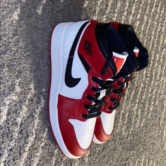Jordan 1 Chicago mids - Picture 2 of 6